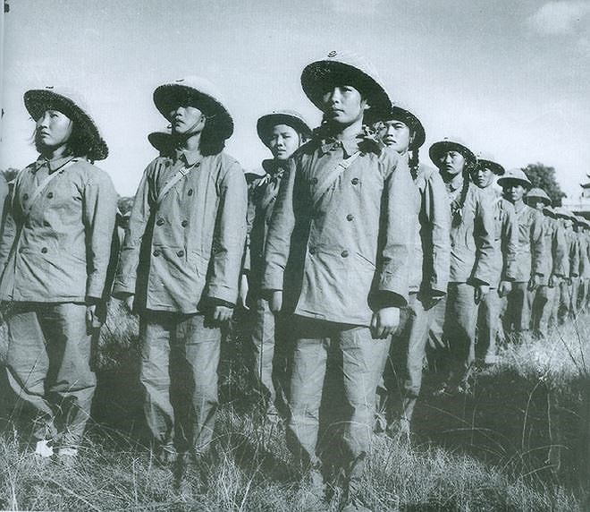 nhan dan xuc dong don doan quan chien thang tro ve ngay giai phong thu do