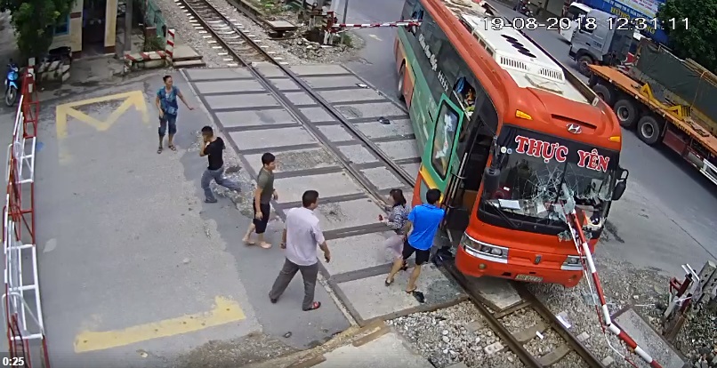 khen thuong hai nhan vien gac chan vu o to lao vao ghi chan tau