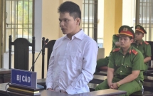 video dang lui o to bat ngo chom len dam vo quan ca phe giua sai gon