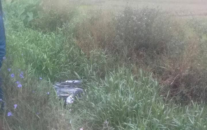 ha tinh nam thanh nien bi xe may de len nguoi tu vong duoi muong nuoc