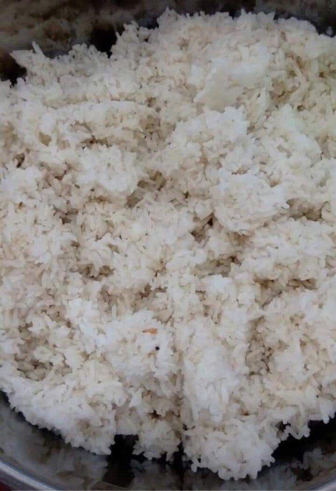 phu huynh lot duoc vao truong va chung kien con an com moc do gao ruong khong hoa chat