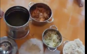 phu huynh lot duoc vao truong va chung kien con an com moc do gao ruong khong hoa chat
