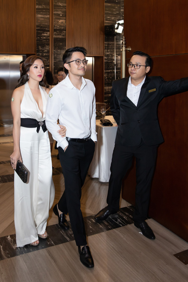 thu hoai thoai mai chup hinh tinh tu cung ban trai kem 10 tuoi