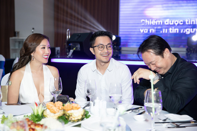 thu hoai thoai mai chup hinh tinh tu cung ban trai kem 10 tuoi