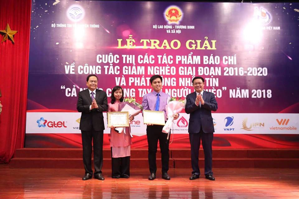 trao giai giai bao chi viet ve cong tac giam ngheo