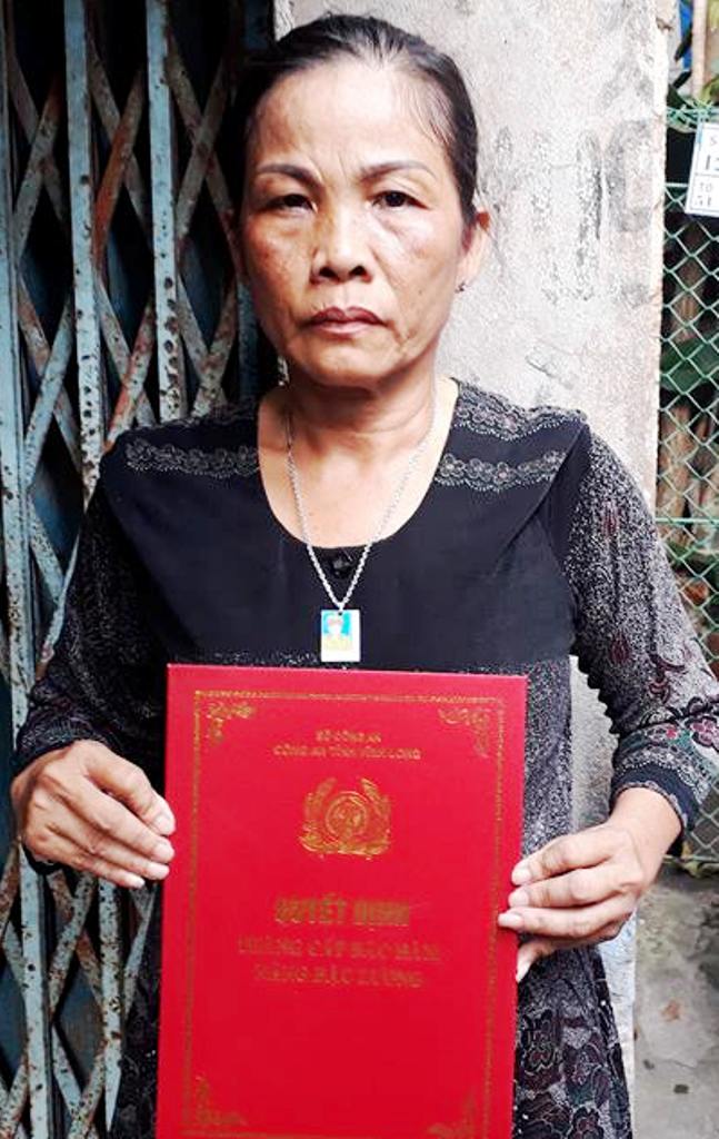 trao quyet dinh thang ham truoc nien han cho thieu uy cong an tu vong do uong nham ma tuy