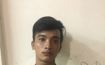 nu sinh thpt o sai gon bi thanh nien cuop tai san khi dung truoc cong truong