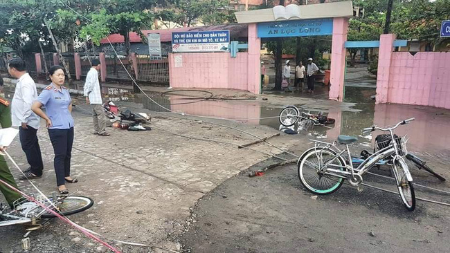 long an thuong tam nhom hoc sinh bi day dien rot trung khi set danh 2 em chet 4 em bi thuong ngay truoc cong truong