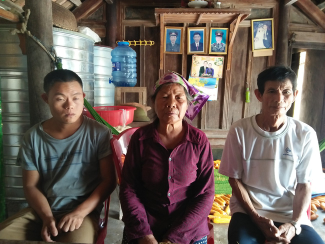 ganh nang cuoc doi cua cuu thanh nien xung phong gan 70 van phu gach nuoi chong khuyet tat 2 con tam than