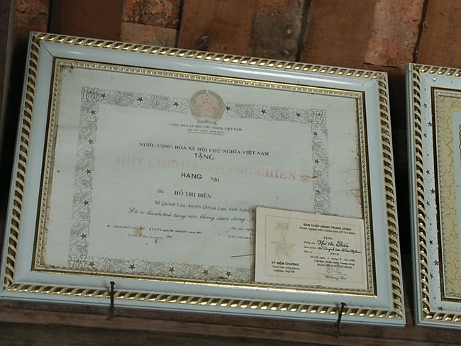 ganh nang cuoc doi cua cuu thanh nien xung phong gan 70 van phu gach nuoi chong khuyet tat 2 con tam than