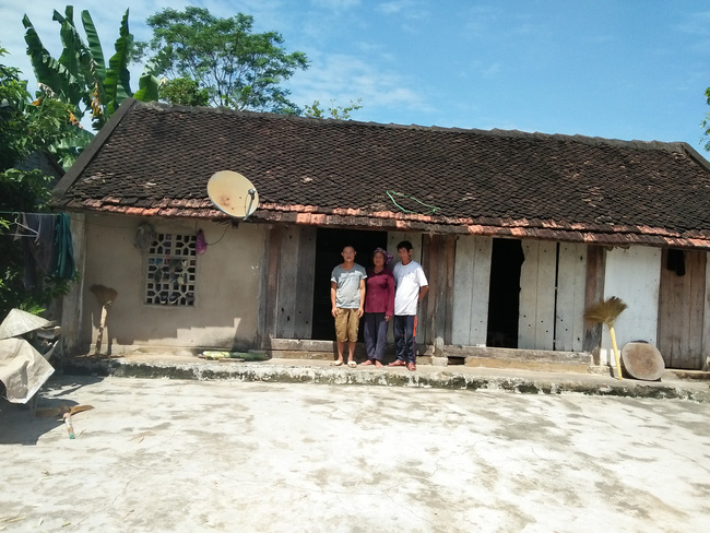 ganh nang cuoc doi cua cuu thanh nien xung phong gan 70 van phu gach nuoi chong khuyet tat 2 con tam than