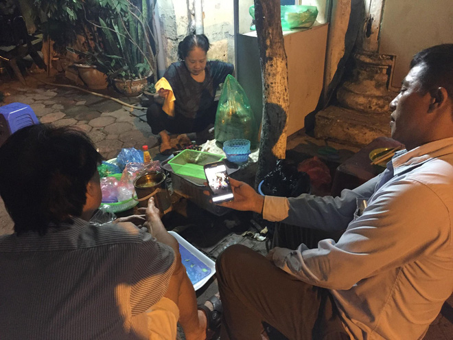 vu thanh nien chan xe dam ban gai cu giua pho ha noi toi chay ra thi thay co ay nguoi day mau mieng keu cuu