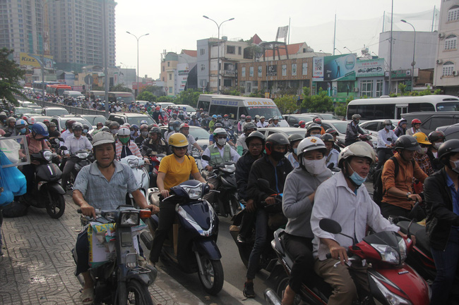 tphcm hien truong vu xe tai tong sap gian giao o ham thu thiem hang ngan phuong tien chon chan nhau tren duong