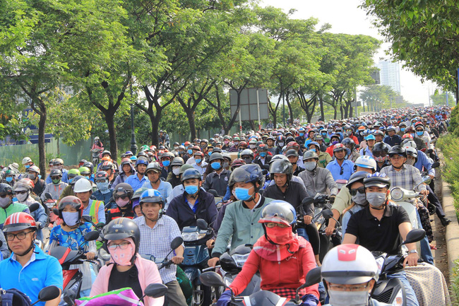 tphcm hien truong vu xe tai tong sap gian giao o ham thu thiem hang ngan phuong tien chon chan nhau tren duong