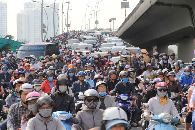 tphcm hien truong vu xe tai tong sap gian giao o ham thu thiem hang ngan phuong tien chon chan nhau tren duong