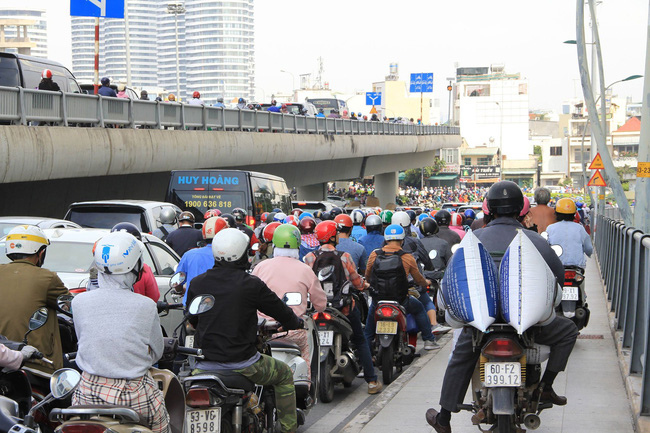 tphcm hien truong vu xe tai tong sap gian giao o ham thu thiem hang ngan phuong tien chon chan nhau tren duong