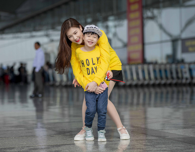 hoa hau phi thuy linh va con trai mac noi bat tai san bay