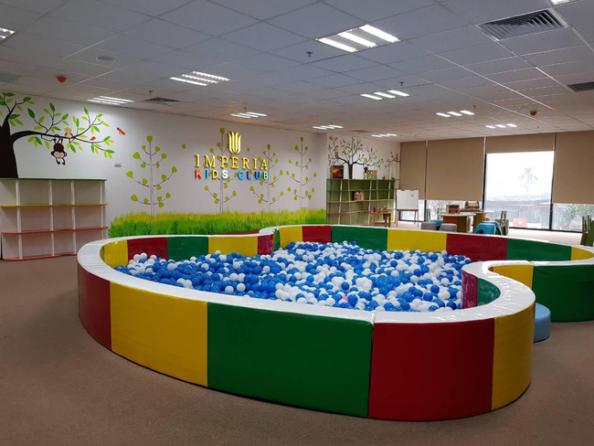 ha noi dang vui choi tai chung cu mot chau be nghi bi nguoi lon hanh hung den nhap vien