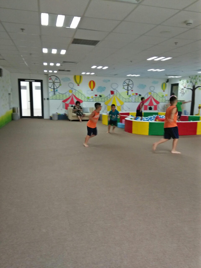 ha noi dang vui choi tai chung cu mot chau be nghi bi nguoi lon hanh hung den nhap vien