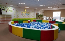 ha noi dang vui choi tai chung cu mot chau be nghi bi nguoi lon hanh hung den nhap vien