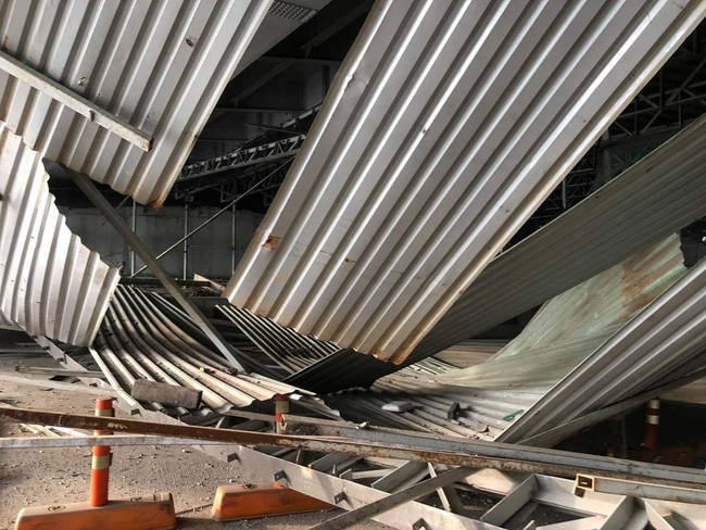 tai xe xe tai lam sap gian giao gay ket xe kinh hoang o ham thu thiem toi khong biet nen cho xe chay tiep