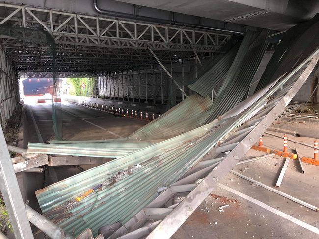 tai xe xe tai lam sap gian giao gay ket xe kinh hoang o ham thu thiem toi khong biet nen cho xe chay tiep