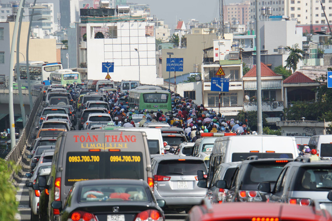 tai xe xe tai lam sap gian giao gay ket xe kinh hoang o ham thu thiem toi khong biet nen cho xe chay tiep