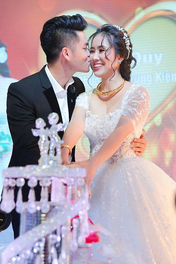 le phuong dien bikini khoe anh tinh tu cung ong xa kem 7 tuoi