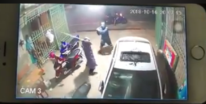 clip 6 thanh nien mac ao chong nang mang kiem tu che den cua hang dien thoai dap pha tu kinh o to