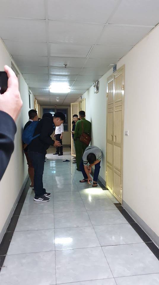 hang xom noi ve nu sinh bi nghi nem con hom qua co mot nam thanh nien den go cua nha co gai nay mai khong duoc