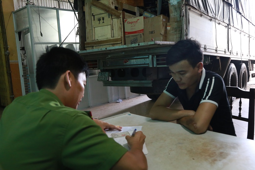 bat giu tai xe chong doi cong an khi van chuyen hang lau o hue