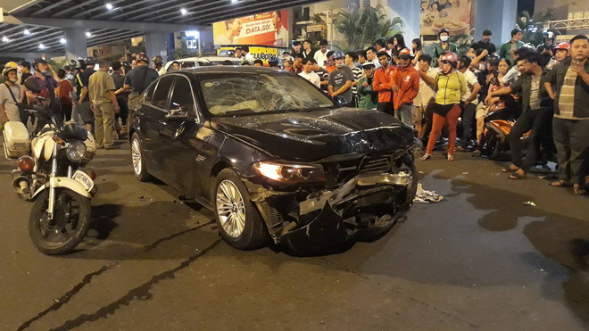 nhan chung vu nu tai xe bmw tong hang loat xe may o sai gon co gai tre bi keo le khoang 20m nen khong qua khoi