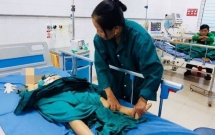 ha noi be gai lop 2 dang choi o san nha bi nam thanh nien la mat chem trong thuong