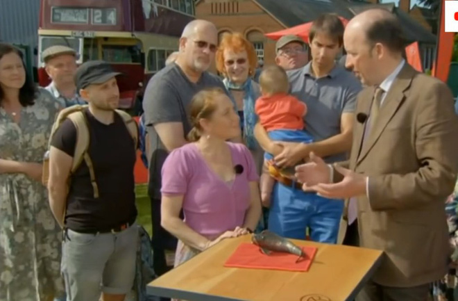 vo tu cho con choi mon do cu hang ngay ba me bat ngo khi biet no dang gia ca tram trieu