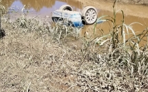 kinh hoang giay phut cau sap khien nuoc lu cuon 2 quan nhan campuchia