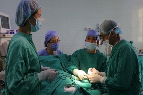 phau thuat chinh hinh thanh cong cho 21 tre em bi di tat o thanh hoa