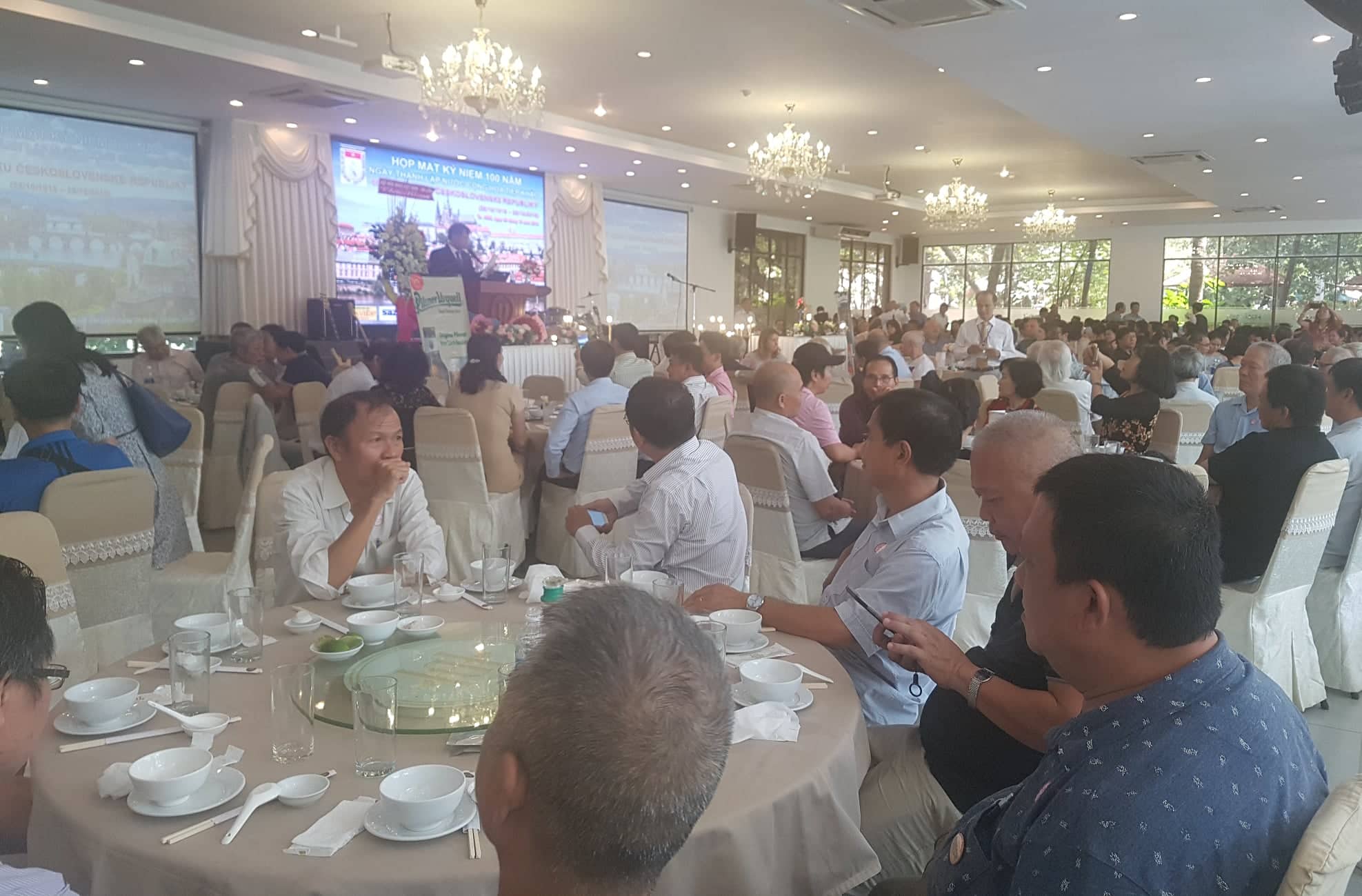 hop mat huu nghi mung quoc khanh cong hoa sec va ki niem 100 nam thanh lap cong hoa tiep khac