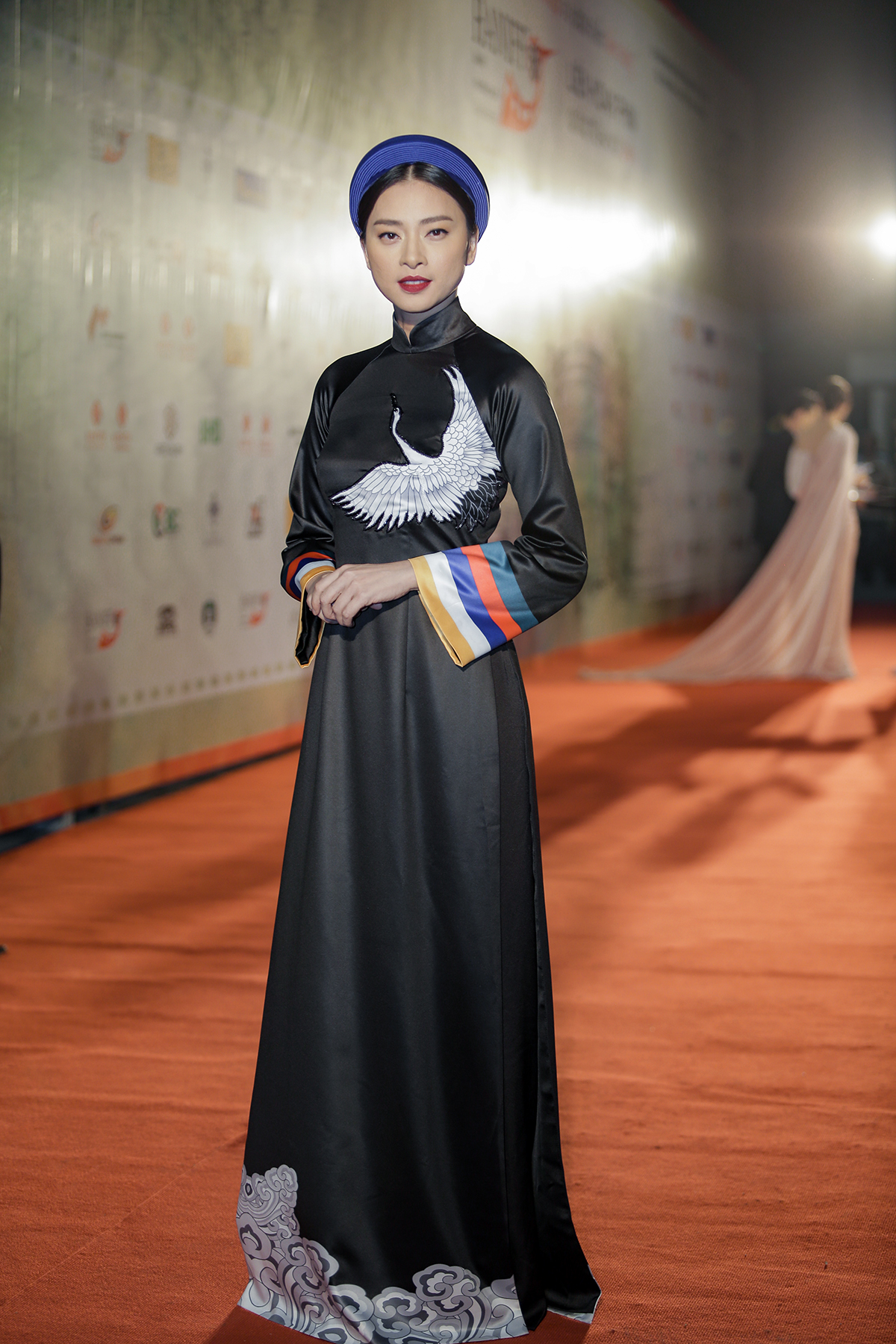 ngo thanh van nen na trong ta ao dai truyen thong tai lien hoan phim quoc te ha noi