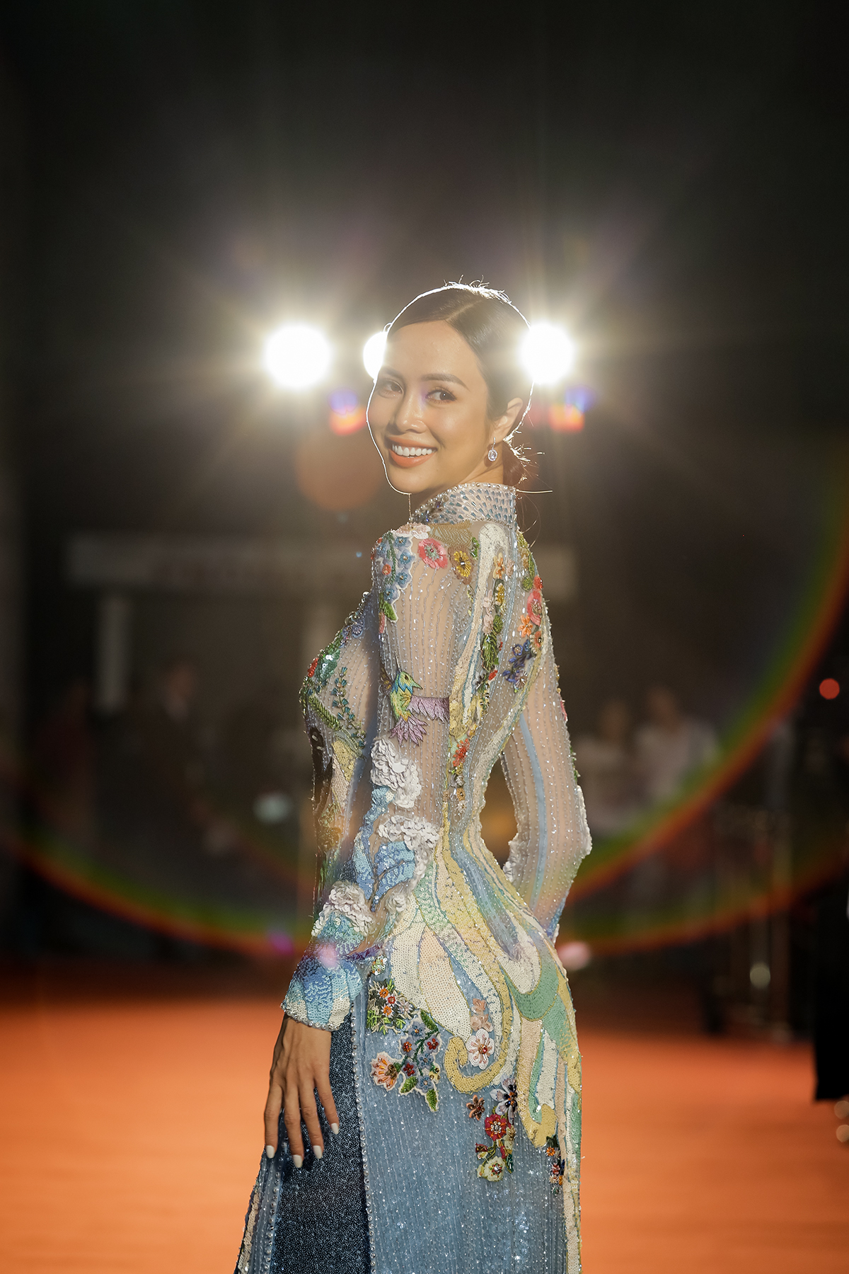 ngo thanh van nen na trong ta ao dai truyen thong tai lien hoan phim quoc te ha noi