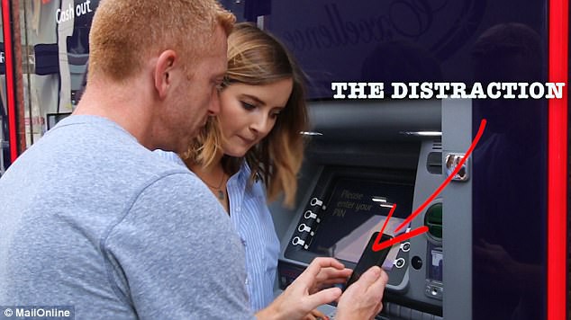 3 chieu thuc an cap tien o cay atm bi chuyen gia vach tran ai di rut tien cung can luu y