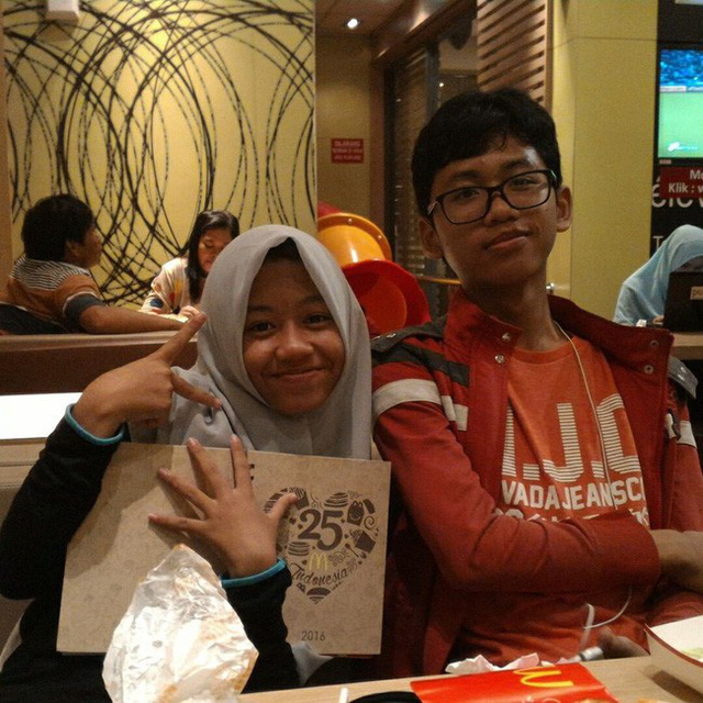 buc hinh gay xuc dong manh trong tai nan may bay roi am anh o indonesia cap vo chong nam tay nhau di den thien duong