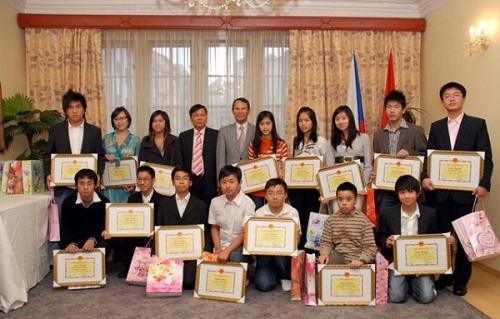 lan toa manh me tinh than hieu hoc trong cong dong nguoi viet nam o ch sec