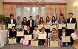 cau be 8 tuoi gac giac mo hoc tieng anh vi nha qua xa