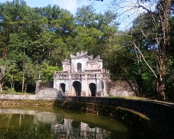 hue thien su thich nhat hanh ve chua tu hieu an duong