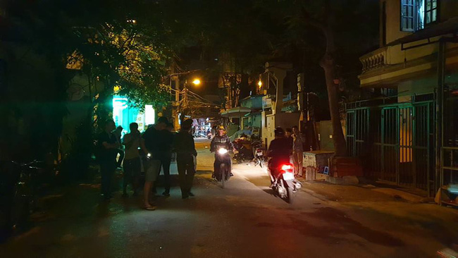 ha noi nguoi dan ke lai giay phut tai xe mazda rut sung ban roi danh va lai xe chen qua nan nhan
