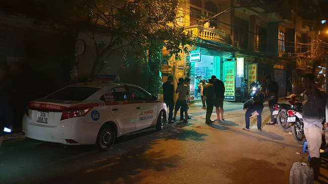 ha noi nguoi dan ke lai giay phut tai xe mazda rut sung ban roi danh va lai xe chen qua nan nhan
