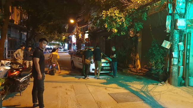 ha noi nguoi dan ke lai giay phut tai xe mazda rut sung ban roi danh va lai xe chen qua nan nhan