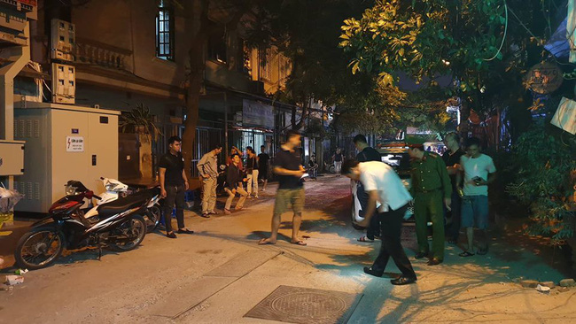 ha noi nguoi dan ke lai giay phut tai xe mazda rut sung ban roi danh va lai xe chen qua nan nhan