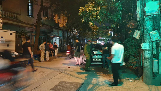 ha noi nguoi dan ke lai giay phut tai xe mazda rut sung ban roi danh va lai xe chen qua nan nhan