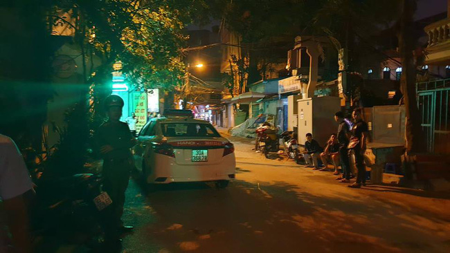 ha noi nguoi dan ke lai giay phut tai xe mazda rut sung ban roi danh va lai xe chen qua nan nhan